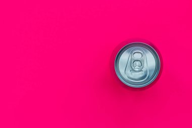 Pembe arka plan kopya alanı ile gümüş metal enerji içeceği giyebilirsiniz