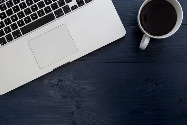 Ordenador Portátil Taza Café Sobre Fondo Mesa Oficina Oscura — Foto de Stock