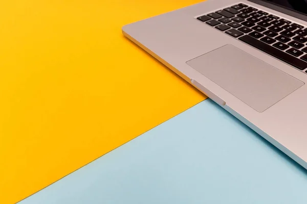 Dizüstü Bilgisayar Klavye Kopya Alanı Parlak Mavi Sarı Zemin Üzerine — Stok fotoğraf