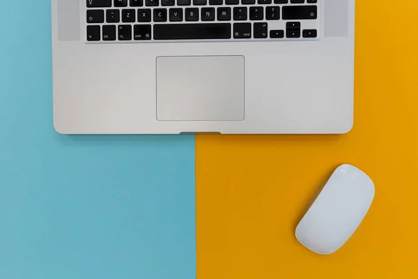 Teclado Computadora Portátil Con Ratón Sobre Fondo Amarillo Brillante Azul — Foto de Stock