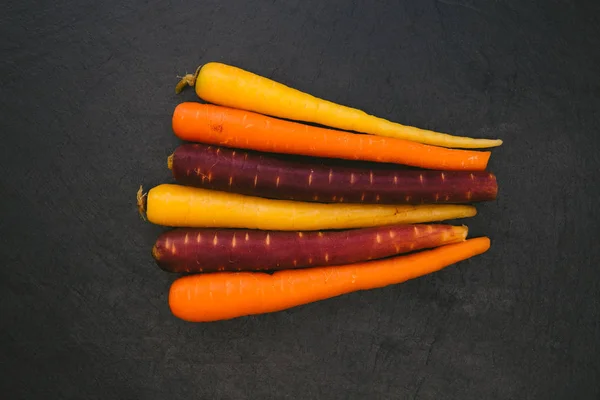 Верхний Вид Красочной Моркови Темном Фоне — стоковое фото