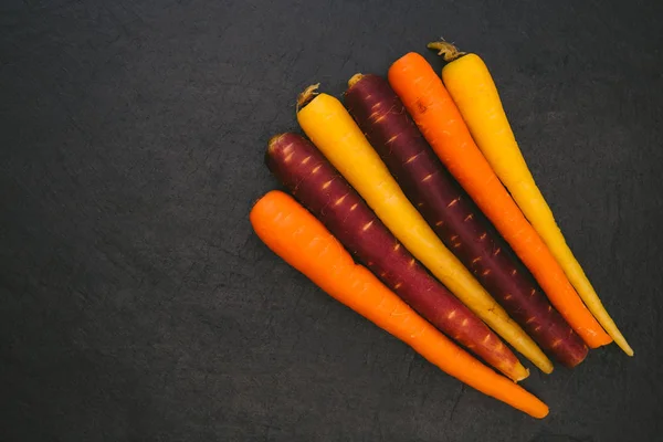 Vue Dessus Des Carottes Colorées Sur Fond Sombre — Photo