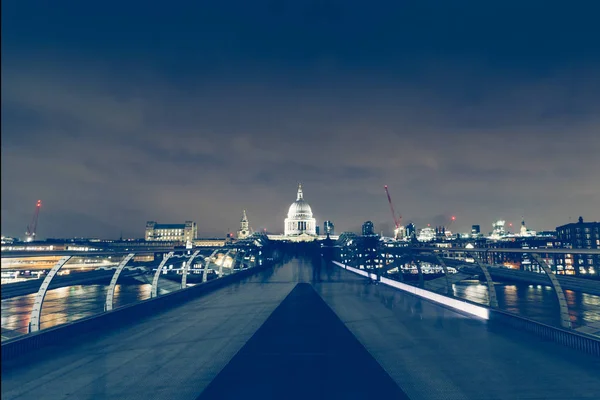 Προβολή Των Γέφυρα Millennium Σκοτεινή Νύχτα Του Ορίζοντα Του Λονδίνου — Φωτογραφία Αρχείου