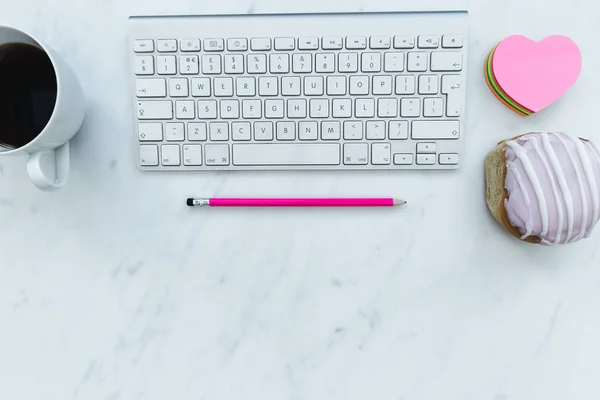 Computertastatur Kaffee Gebäck Und Liebesherz Auf Weißem Marmorhintergrund — Stockfoto