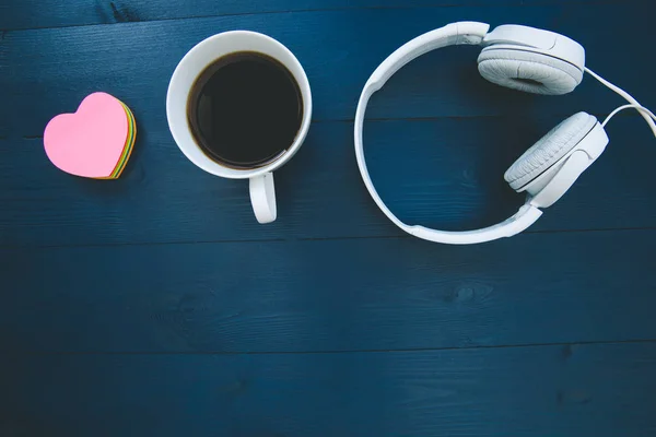 Taza Café Con Corazón Papel Auriculares Música Blanca Superficie Azul —  Fotos de Stock