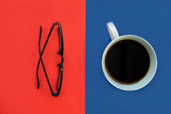 Φλιτζάνι καφέ ελάχιστη και γυαλιά — Φωτογραφία Αρχείου