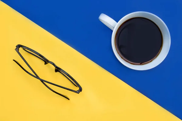 Minima tazza di caffè e occhiali da vista — Foto Stock