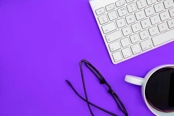 Teclado de ordenador, anteojos y café — Foto de Stock