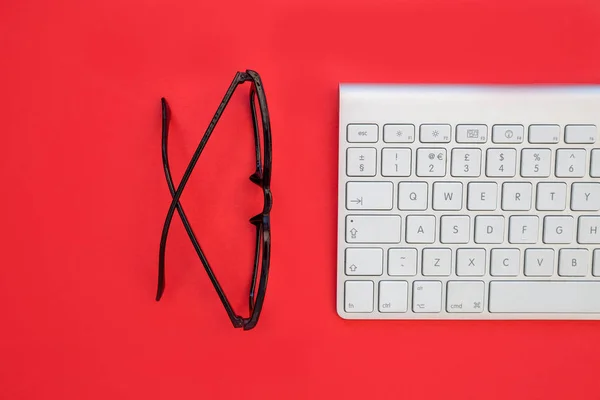 Clavier d'ordinateur sans fil et lunettes — Photo