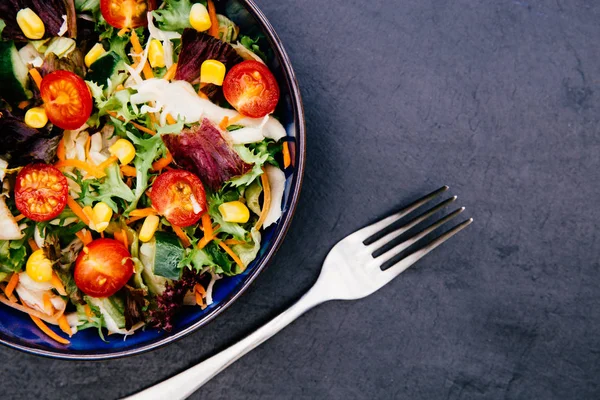 Ciotola di insalata mista fresca con forchetta — Foto Stock