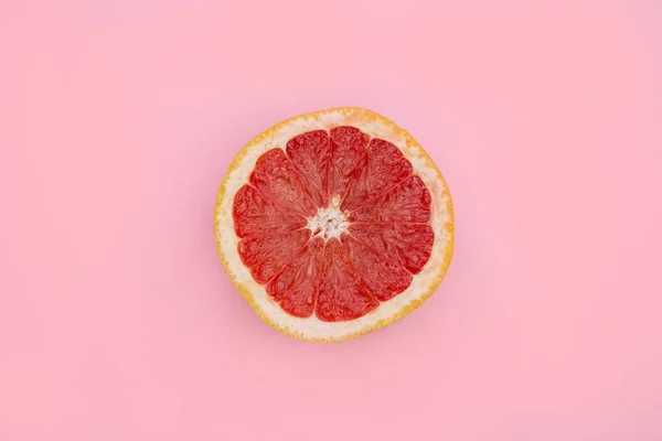 Mitad de pomelo rosa — Foto de Stock