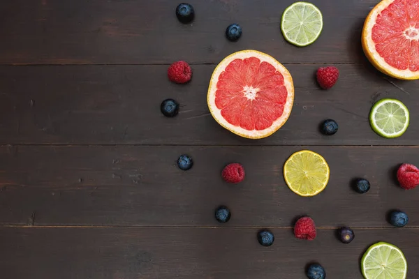 Frutta e bacche su fondo legno scuro — Foto Stock