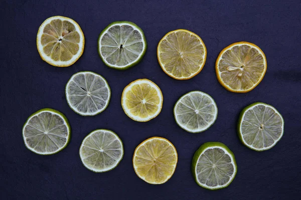 Лимонные ломтики лайма — стоковое фото