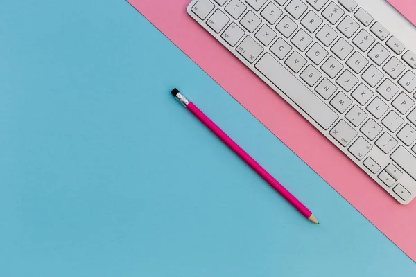 Minimal dator tangentbord rosa penna — Stockfoto