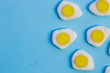 Tatlılar yükü parlak mavi zemin üzerine kızarmış yumurta şeker 