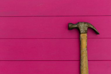 Parlak pembe ahşap doku arka plan üzerinde eski çekici