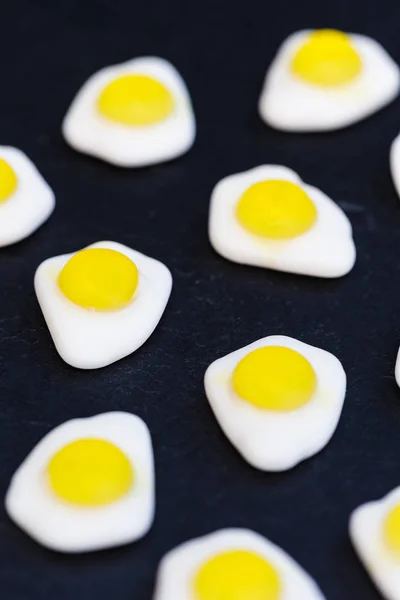 Gebakken Eieren Snoep Snoep Close Donkere Achtergrond — Stockfoto