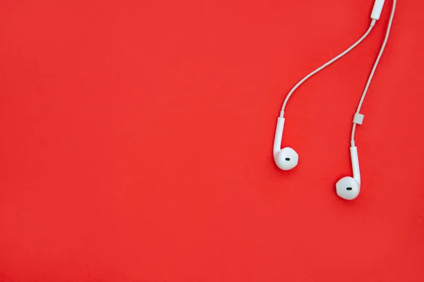 Auriculares Música Blanca Sobre Fondo Rojo Brillante —  Fotos de Stock