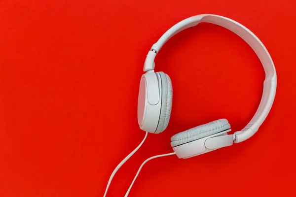 Auriculares Música Blanca Sobre Fondo Rojo Brillante —  Fotos de Stock