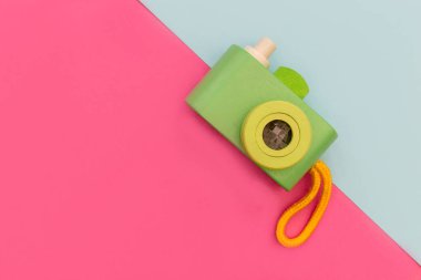 Parlak pembe ve mavi arka plan üzerinde Retro kamera