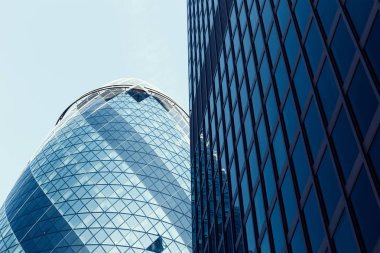 Londra'nın mavi gökyüzü karşı modern binaların düşük açılı görünüş 