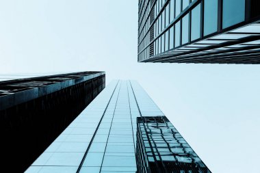 Londra'nın mavi gökyüzü karşı modern binaların düşük açılı görünüş 