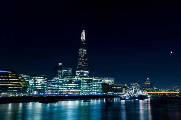 Vista Panoramica Della Moderna Londra Skyline Riflessione Sul Tamigi Notte — Foto Stock