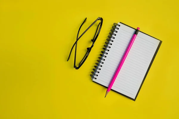 Educação Lápis Notebook Óculos Sobre Fundo Amarelo Brilhante — Fotografia de Stock