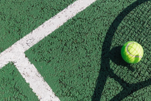 Тенісна Ракетка Тінь Зеленому Тенісному Корті — стокове фото