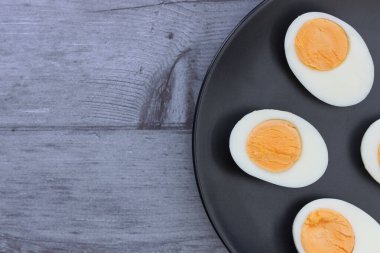 Yumurtalar haşlanmış, minimal kahvaltı yemeği arkaplan görüntüsü