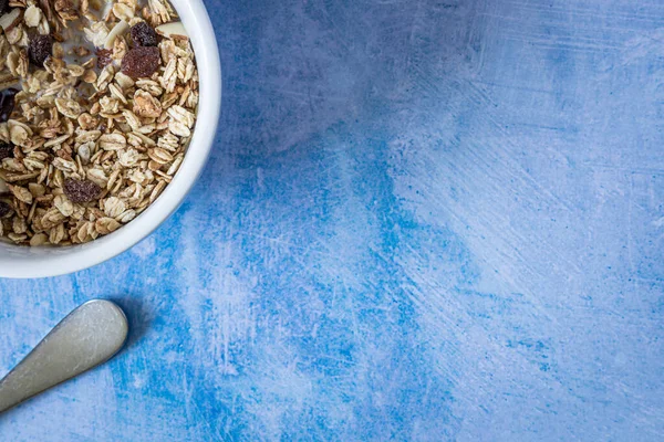 Pequeno-almoço tigela de cereais granola com frutas e colher em bl mínimo — Fotografia de Stock