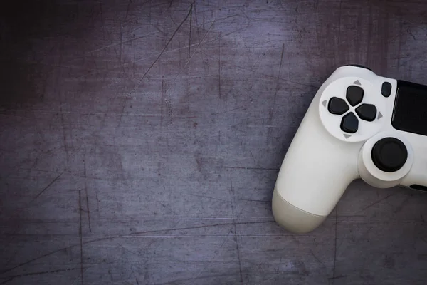 Gry wideo biały kontroler gier odizolowany na ciemnym humorzastym backg — Zdjęcie stockowe