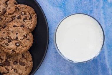 Sütlü bisküviler çikolata parçalı üstten mavi arka plan