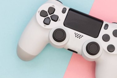 Pembe renk arkaplan görünümünde video oyunu oyun denetleyici