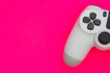 Parlak pembe arkaplan üzerindeki video oyunu oyun denetleyici