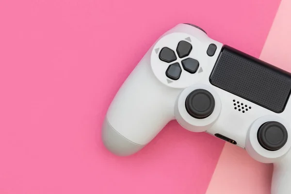 Игровой контроллер на розовом фоне — стоковое фото