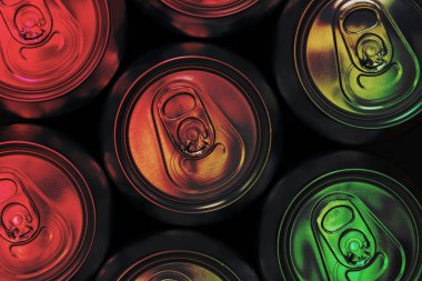 Renkli soda metal diyet enerji içecekleri kutular üst görünüm arka plan