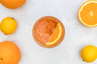 Portakal suyu, buzlu İtalyan meyve kokteyli.