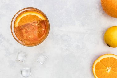 Portakal suyu, buzlu İtalyan meyve kokteyli.