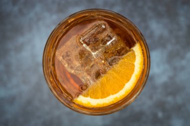 Portakal suyu, buzlu İtalyan meyve kokteyli.