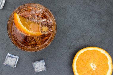 Portakal suyu, buzlu İtalyan meyve kokteyli.