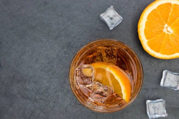 Narancs spritz Olasz gyümölcskoktél ital üvegben, jégtetővel — Stock Fotó