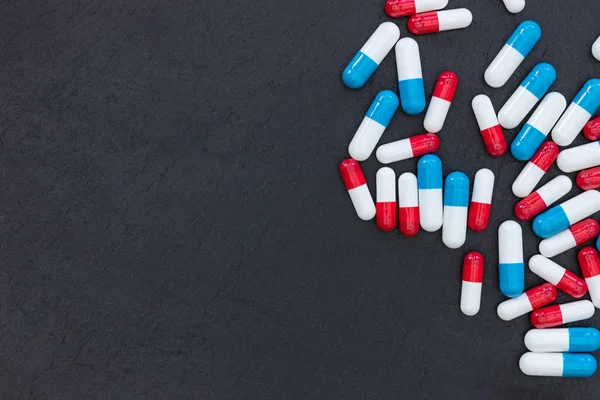 Наркотики таблетки капсулы на темном фоне абстрактный вид лекарства — стоковое фото