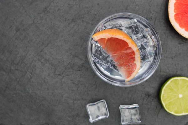 Рожевий джин тонік горілка сода фрукти грейпфрут коктейль напій у льоду — стокове фото
