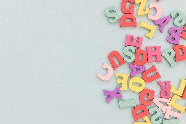 Alfabe ahşap harfler mavi arkaplan üzerinde soyut