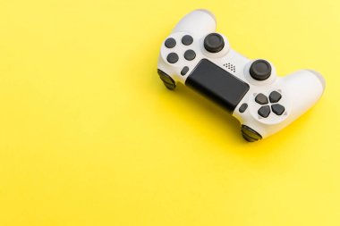 Video oyunu playstation denetleyicisi sarı arkaplan üzerinde minimal beyaz