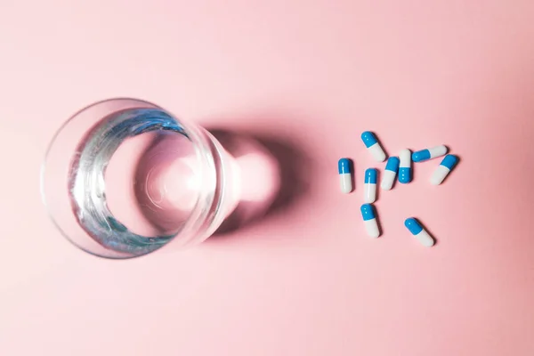 Glass Water Drugs Pills Capsules Pink Background Top View Medicine — Stock Photo, Image