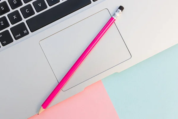 Praca Domu Minimalny Laptop Biurowy Komputer Klawiatura Różowy Kolor Tło — Zdjęcie stockowe