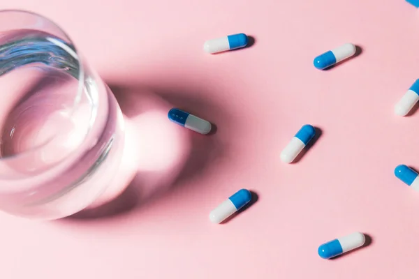 Vaso Agua Pastillas Para Medicamentos Cápsulas Sobre Fondo Rosa Top Fotos De Stock