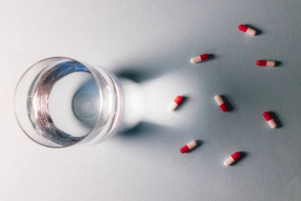 Vaso Agua Pastillas Para Medicamentos Cápsulas Sobre Fondo Azul Top Imagen De Stock